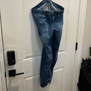 Articles of Society mid-rise, skinny ankle jeans.  Bottoms are frayed.  Size 32.